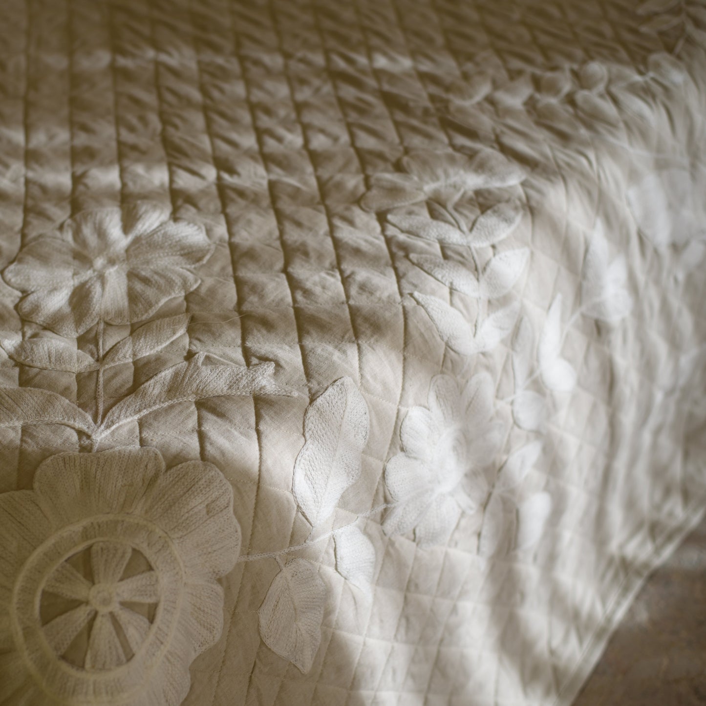 SPRING NATURAL BED COVER WITH WHITE EMBROIDERY