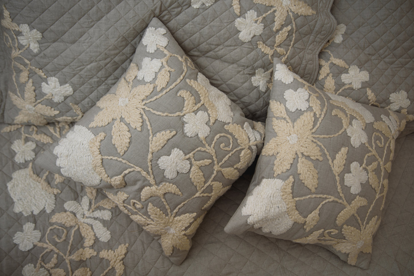 MEADOW LINEN BED COVER (GREY)