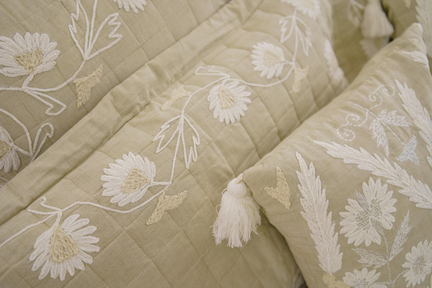 WINTER EMBROIDERED BED COVER (BEIGE)