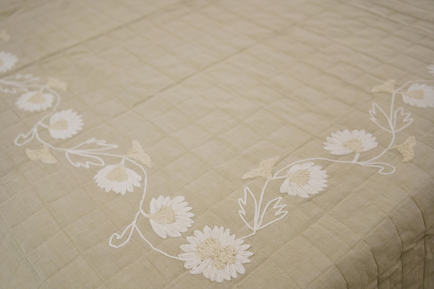 WINTER EMBROIDERED BED COVER (BEIGE)