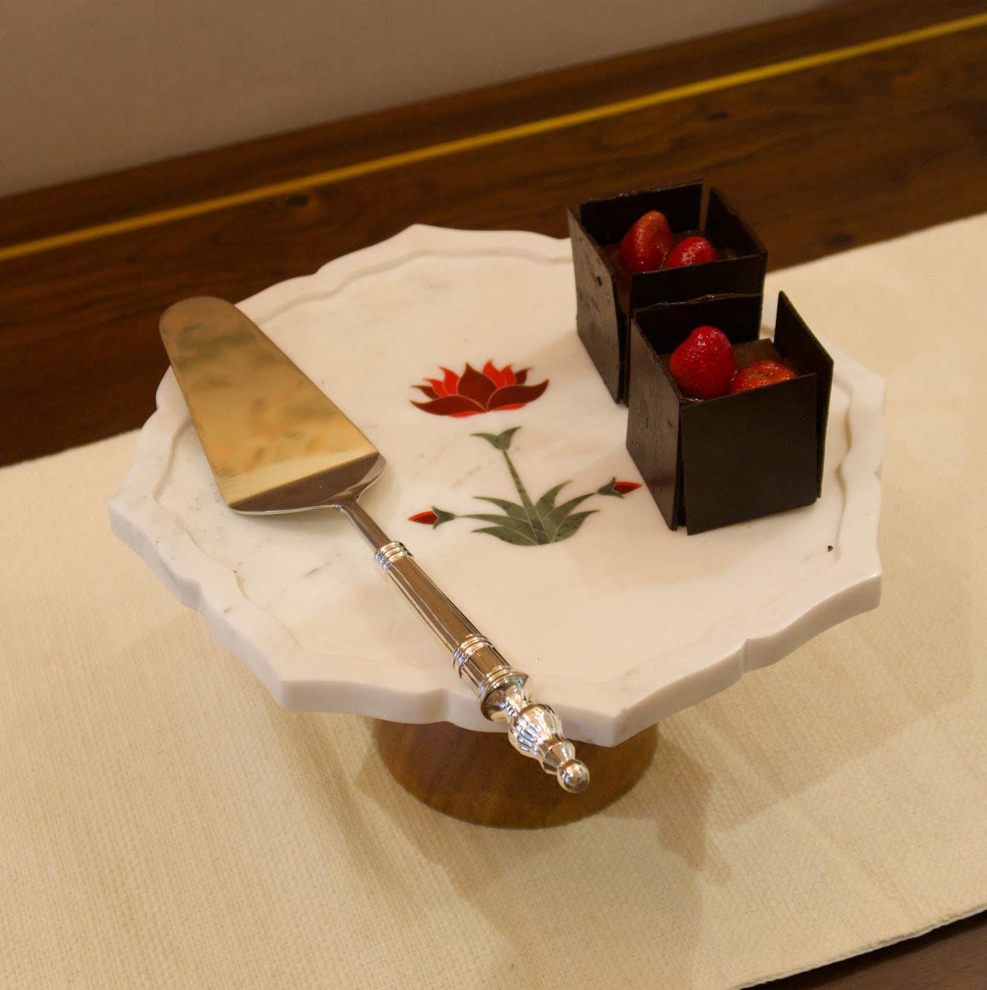 RED FLOWER INLAY MARBLE CAKE STAND