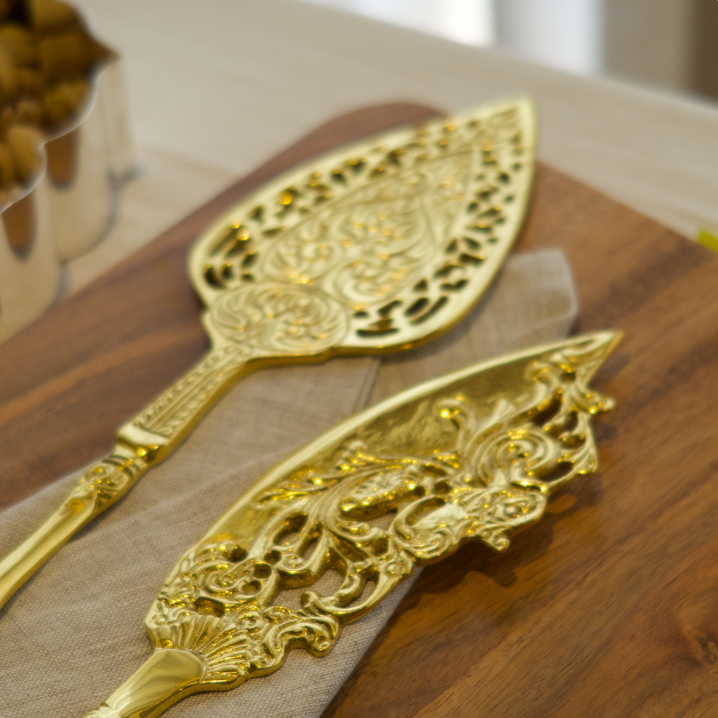 FILIGREE CAKE KNIFE SERVER (GOLD)