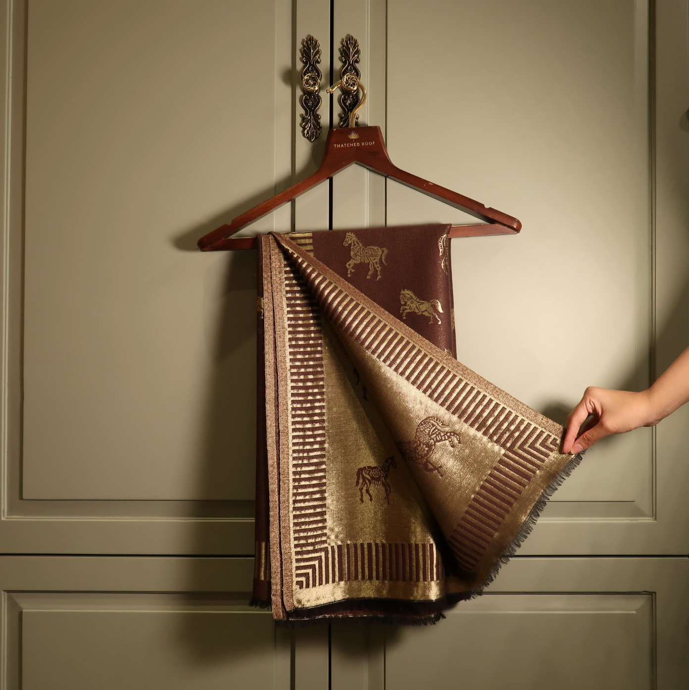 COFFEE BROWN HORSE ZARI REVERSIBLE STOAL | WOOL