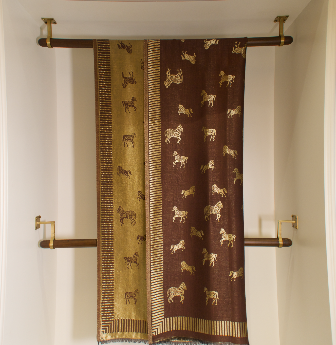 COFFEE BROWN HORSE ZARI REVERSIBLE STOAL | WOOL