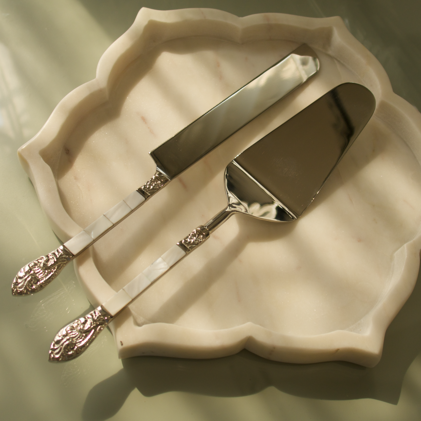 MOTHER OF PEARL CAKE-KNIFE SERVER