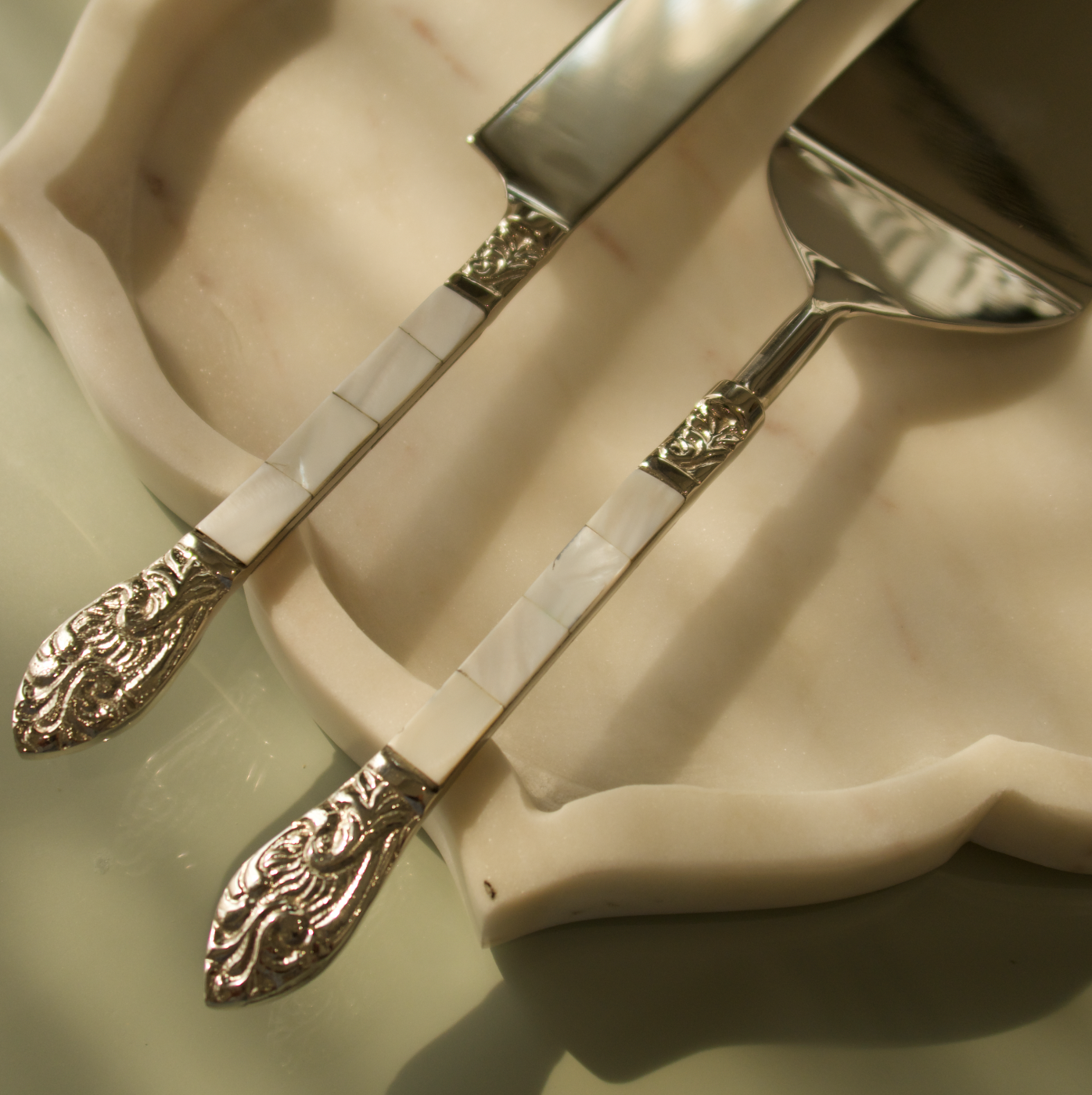 MOTHER OF PEARL CAKE-KNIFE SERVER